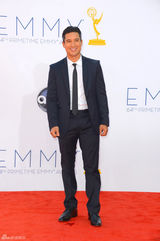 组图：艾美奖红毯 男主播马里奥-洛佩兹帅气亮相