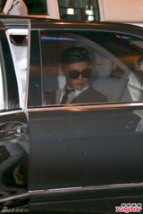 高清图：G-Dragon抵港 弃拐杖挥手耍酷