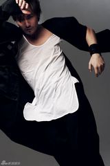 组图：许绍洋型男写真曝光 黑白光影扣人心弦