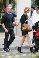 组图：杰森-斯坦森赴秀场 为超模女友助阵