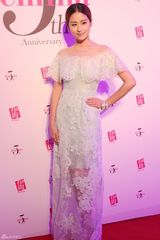 组图：颖儿蕾丝裙出席杂志周年庆 被赞移动封面