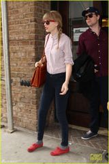 组图：泰勒粉衣红唇俏丽少女 胞弟亮相墨镜酷帅