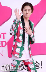 组图：SJ希澈与SHINeeKey携妻亮相发布会