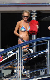 幻灯图集：林赛-罗韩海岛度假 五彩泳衣秀身材