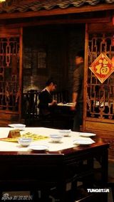 幻灯图：田亮携女伴逛街吃饭 简单打扮全程笑容不断