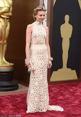 组图：主持人艾伦同性妻子白色挂脖镂空礼服