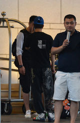 组图：韩庚黑超遮面低调回京 一路电话接不停