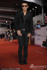 组图：谢霆锋帅气十足黑超亮相金马红毯
