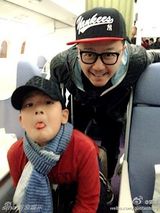 组图：郭涛与儿子表情神同步 翻白眼喜感十足