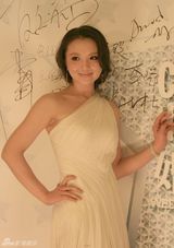 组图：孙茜与未婚夫现场激吻 宣布明年春暖就结婚