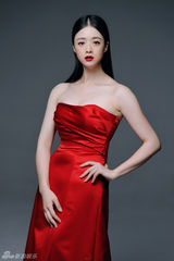 组图：蒋欣开年红裙大片秀香肩美艳动人