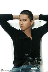 组图：王雷最新写真曝光 谍战剧《天敌》首演打戏