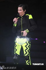 组图：萧敬腾唱《black or white》 向杰克逊致敬