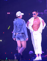 组图：刘德华南京开唱露腹肌摸女舞伴大腿