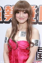 组图：台湾爆乳女模现身香港 街头大秀事业线