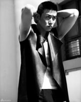 组图：陆毅米兰写真展露性感迷人气息