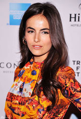 高清组图：卡米拉-贝尔印花礼服亮相光彩照人