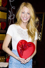 高清组图：布莱克-莱弗利镂空蕾丝礼服甜美亮相