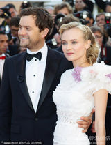 组图：戴安克鲁格戛纳走秀和男友恩爱