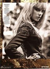 组图：斯威夫特复古大片 妆容冷艳性感露沟