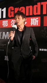 组图：吕颂贤驱车体验沙漠风情 收获旅行意义