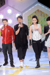 幻灯图：泳儿性感装扮抢收视 何润东想赴港苦练粤语