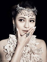 组图：樊蕊新年写真华贵女王扮唯美天鹅