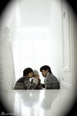 组图：陆毅鲍蕾曝光圣诞写真 一家三口甜蜜互动