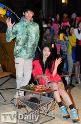 组图：金秀贤秀智赴野营庆典户外“约会”