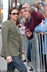 组图：《他和她的情事》杰西卡低胸蓝裙露沟