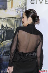 组图：杨千嬅开叉露背再走性感风 为爱子学省钱