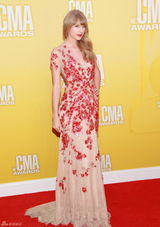 组图：斯威夫特穿红花点缀长裙亮相音乐奖