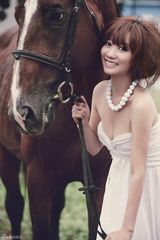 组图：原子霏午后马场纯色大片 演绎精致宁静之美