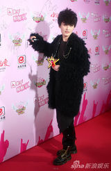 组图：群星闪耀新人盛典红毯 黑白色系成主打