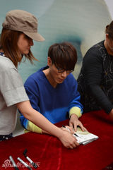 组图：杨宗纬上海签售新专辑场面温馨