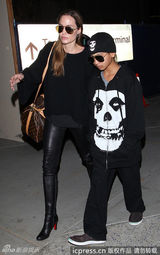 组图：朱莉呵斥狗仔不许偷拍 养子酷劲十足