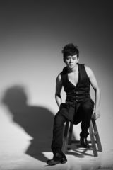 组图：黄明写真变身痞子男 烟熏妆大玩颓废风