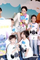 幻灯图集：郭可盈产后首度复工 恢复窈窕好身材