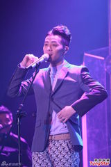 组图：梁汉文MINI音乐会 获好友站台庆生