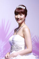 组图：李亚男婚纱展性感秀长腿美背