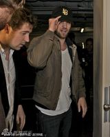 幻灯：帕丁森胡子拉碴装颓废 穿破衣压低帽檐快闪