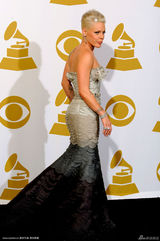 高清组图：格莱美后台 Pink回眸一笑比V字神采飞扬 