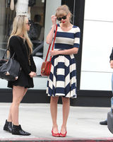 组图：泰勒-斯威夫特曝街头照 复古条纹裙引领时尚