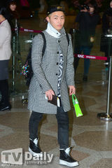 组图：韩团BlockB休闲装亮相机场赴日参加演出