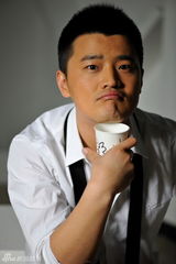 幻灯图：赵锦焘耍宝连拍照 为灾区祈福