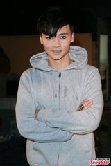 组图：张晋凭《宗师》涨人气 拍首支单曲MV