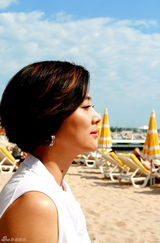 幻灯图集：李玲玉戛纳海滩写真展“甜歌皇后”风采