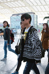 组图：李宇春黑超潮装抵京 26日登上海开唱