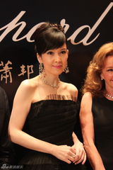 组图：周慧敏妩媚出席活动 肌肤白皙气质优雅高贵