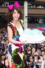 幻灯图：杨丞琳获赠G奶蛋糕 粉丝祝其拥有傲人胸部